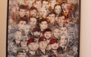 Koláž na plátně s názvem In memoriam 2018 tvoří skupinový portrét 29 českých padlých vojáků.