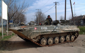 V březnu 2004 se Robert Vyroubal podílel na ochraně srbského obyvatelstva v Kosovu (zde je zachycen jako řidič BVP slovenské armády).