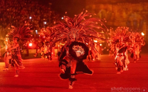 Aztéčtí Indiáni vystoupili v rámci show mexické hudby. Autor: www.shothappens.co.uk