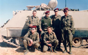 Příslušníci strážní roty čs. speciální protichemické jednotky před americkým obrněným transportérem (1991).